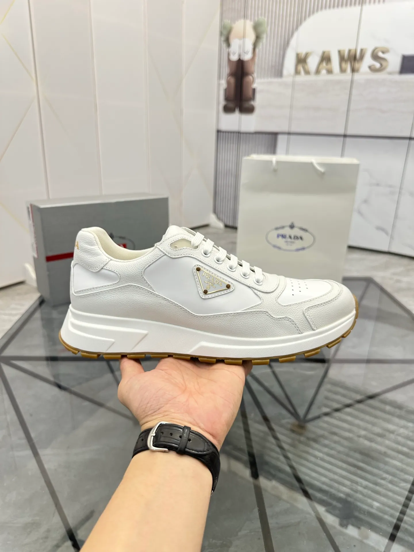 Men's shoes: 💰P600¥ High-end top quality Product trademark: Prada *"Prada*" low-top casual shoes Regular size: 38-45 (can be customized to 46) Product material: imported cowhide upper, breathable lining, cowhide foot pads, original ultra-light foam outsole. No.: 001